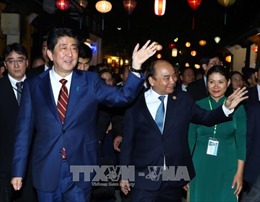 Thủ tướng Nguyễn Xuân Phúc và Thủ tướng Nhật Bản Shinzo Abe tham quan phố cổ Hội An